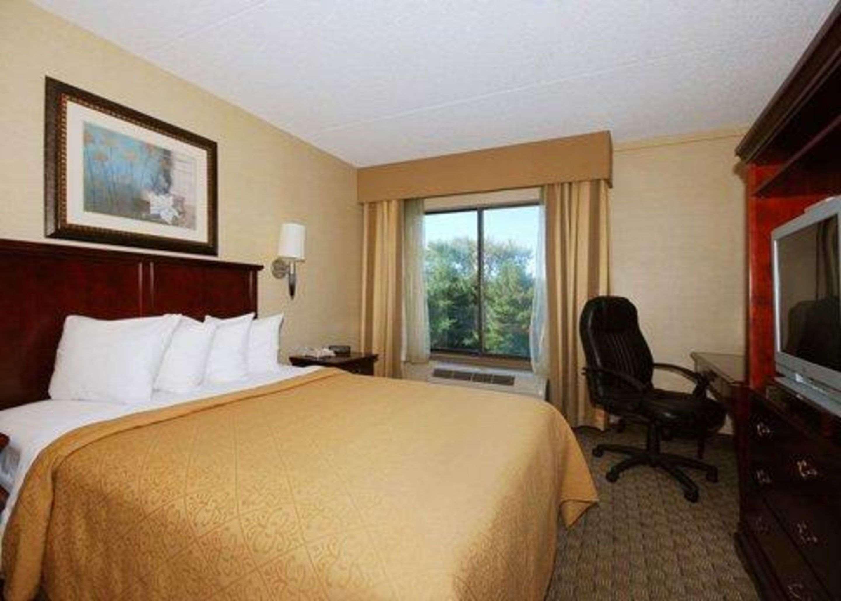 Quality Inn & Suites Bensalem Exterior photo