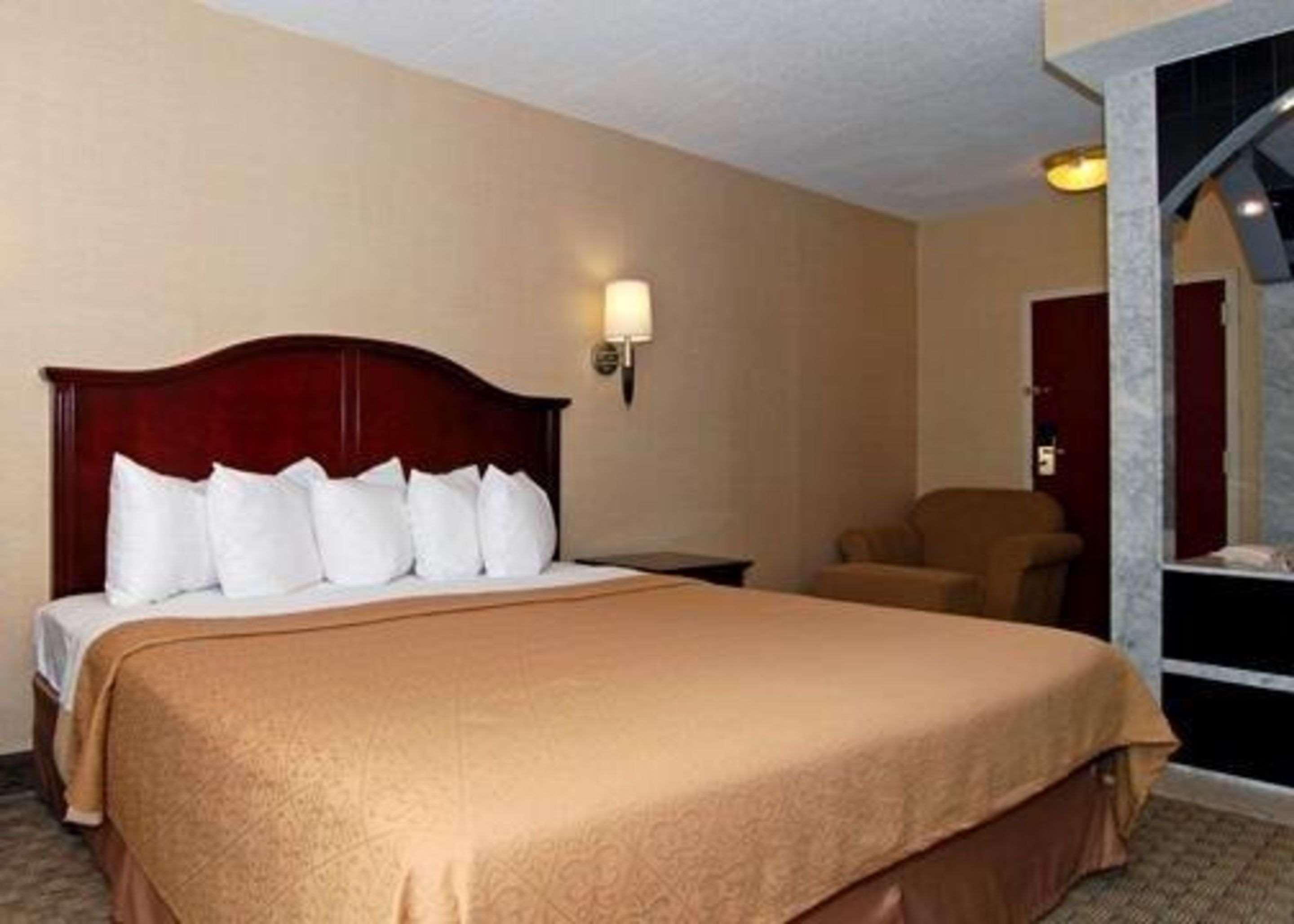 Quality Inn & Suites Bensalem Room photo